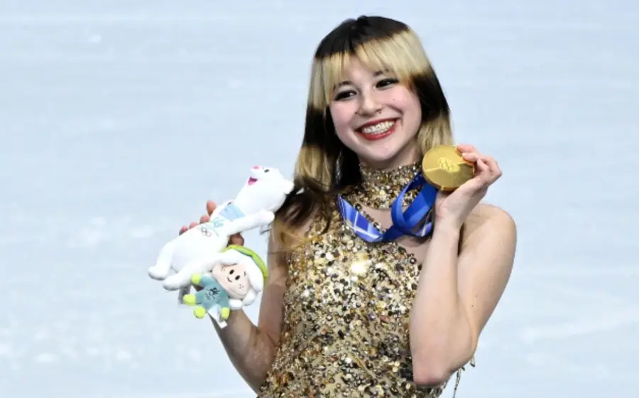 La patinadora artística Liu de Estados Unidos celebra su medalla de oro, rompiendo una sequía olímpica para su país desde el año 2002.