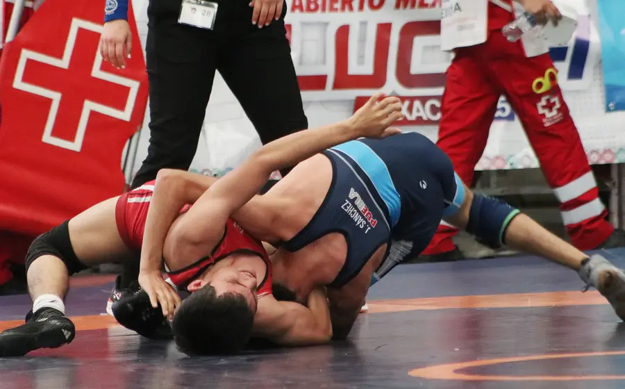 Luchadores compiten en el clasificatorio nacional de luchas, un gran reto deportivo que se celebrará próximamente en Oaxaca.