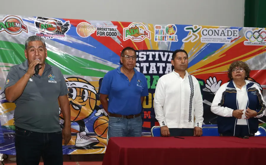 Luis Carpio realiza la declaratoria inaugural durante la ceremonia de apertura del Festival de Minibasket 2026.