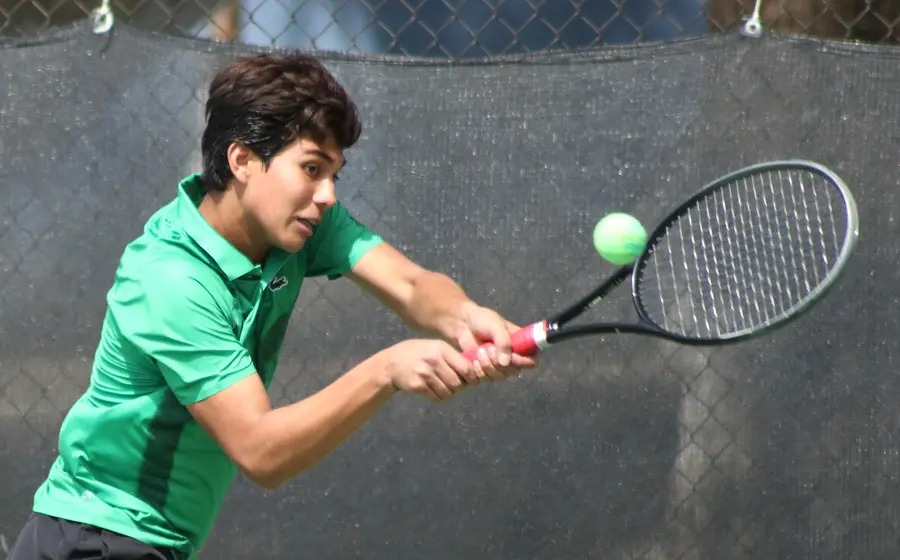 El joven tenista Luis Fernando González durante su participación en el torneo Estatal Infantil-Juvenil, donde consiguió su boleto para la etapa regional.