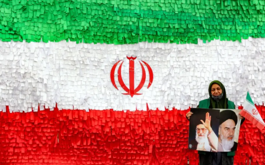 Una multitud de manifestantes en Irán durante una protesta estatal, mostrando pancartas con consignas en contra de Estados Unidos e Israel.