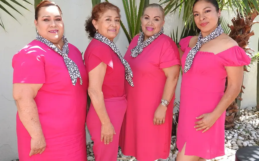 Maribel Olmos, Beda Ríos, Lily Ahedo y Lore Díaz sonríen juntas, compartiendo un momento feliz durante una agradable reunión de amigas.