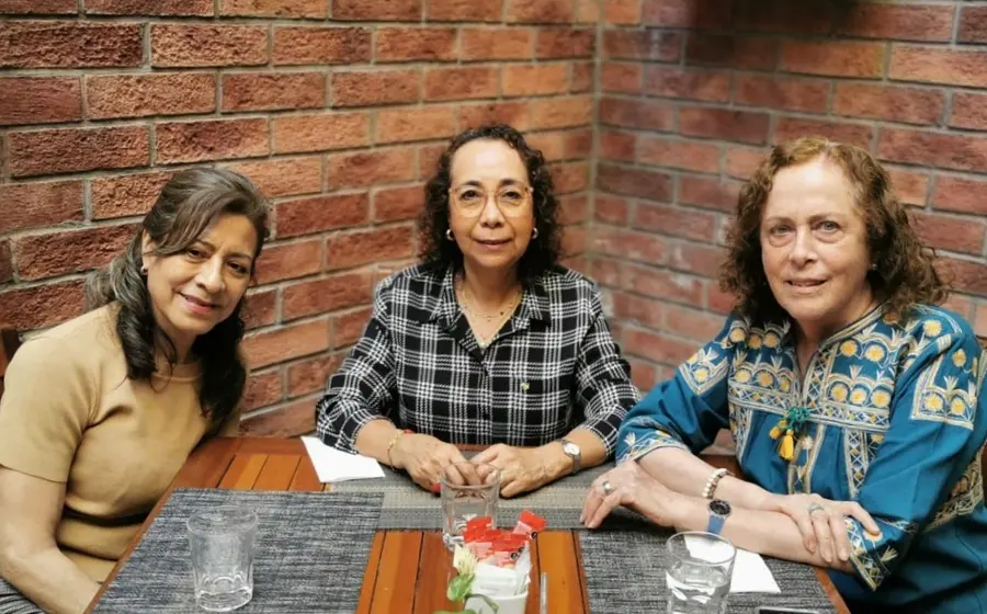 Marisela Pérez, Norma García y Teresa Mondragón disfrutan de un agradable desayuno mientras comparten una charla en un momento feliz entre amigas.