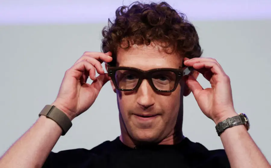 Mark Zuckerberg, CEO de Meta, muestra los lentes inteligentes que han generado preocupación por la seguridad y privacidad de las mujeres.