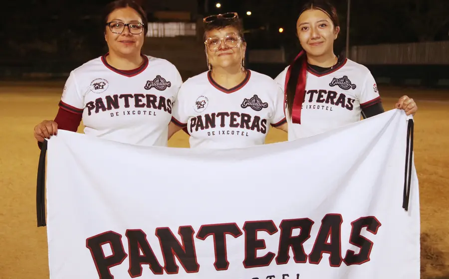 Melissa Canseco, jugadora de Panteras, posa para una fotografía al lado de su mamá y su abuelita en un momento familiar emotivo.
