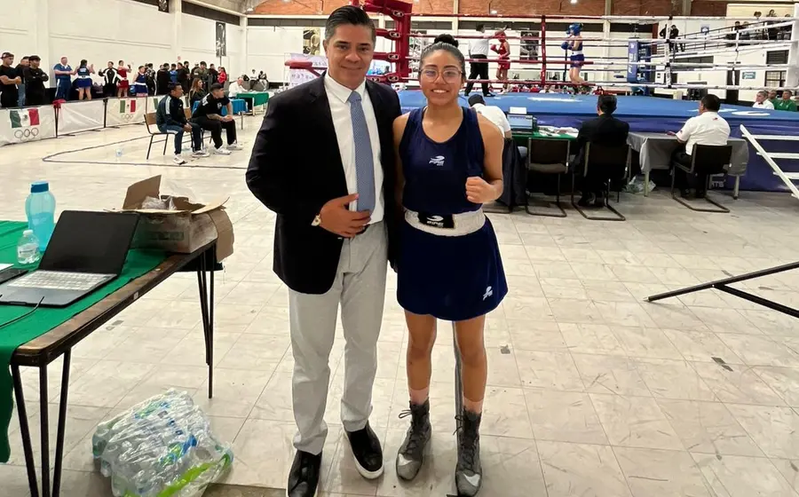 La boxeadora Metzi López, quien participará en el Elite Boxing Cup, posa junto al presidente de la Federación Mexicana de Boxeo.
