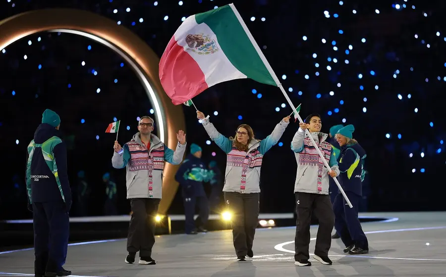 La delegación de México desfila durante la ceremonia inaugural de los Juegos Olímpicos de Invierno Milano Cortina 2026.