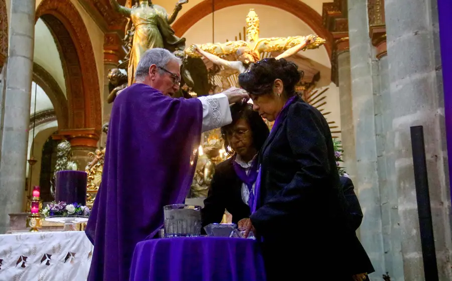 Una familia celebra unida el Miércoles de Ceniza, una tradición católica que marca el primer día y el inicio de la Cuaresma.