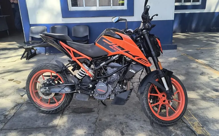 La motocicleta marca TKM que fue robada y posteriormente asegurada por policías municipales en la agencia de Viguera, Oaxaca.