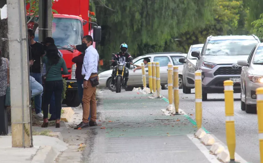 Un motociclista invade y circula sobre la ciclovía en la ciudad de Oaxaca, una práctica constante que no es sancionada por las autoridades.