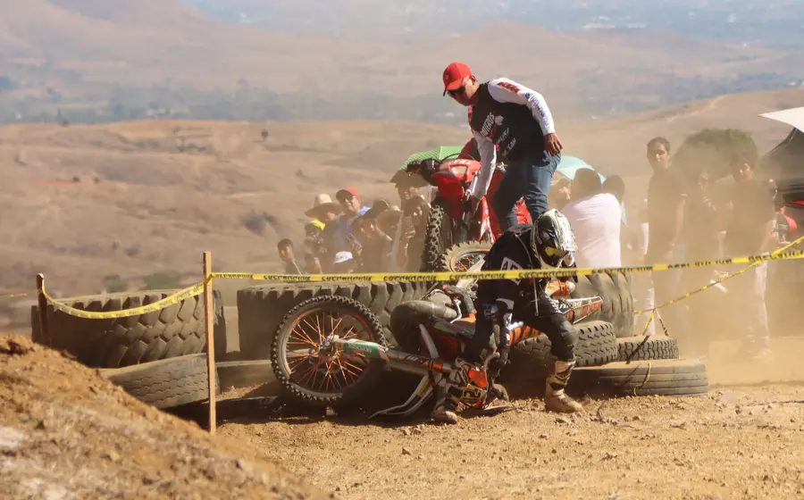 Una escena de acción de la primera fecha del Campeonato Estatal Enduro 2026, mostrando varias motocicletas caídas durante la reñida competencia.