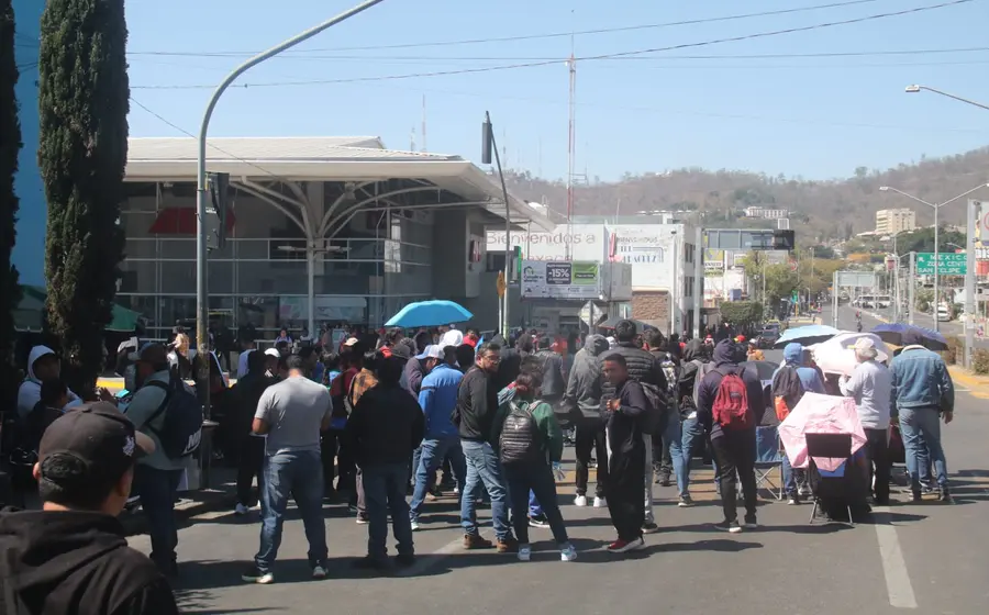 Integrantes del magisterio protestan en una manifestación pública para exigir una respuesta de las autoridades ante la notable falta de pagos salariales.
