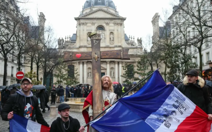 El joven ultranacionalista que fue hallado inconsciente en el río Saona, suceso que ha provocado una fuerte tensión política en Francia.