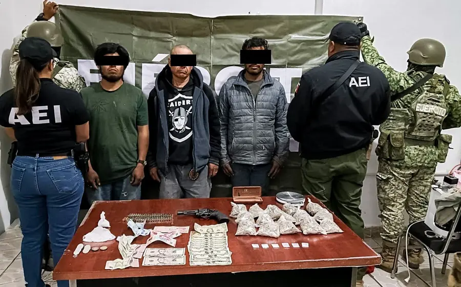 Los presuntos narcomenudistas detenidos en Zimatlán son presentados junto a los paquetes de droga asegurada durante el cateo a la vivienda.