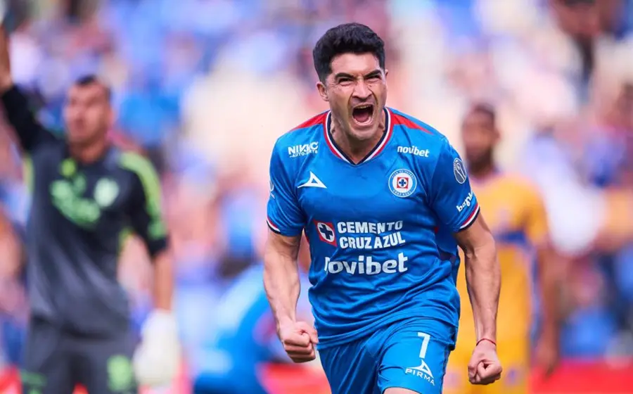 El delantero Nico Ibáñez celebra efusivamente tras anotar el segundo gol para Cruz Azul durante su exitoso partido de debut.
