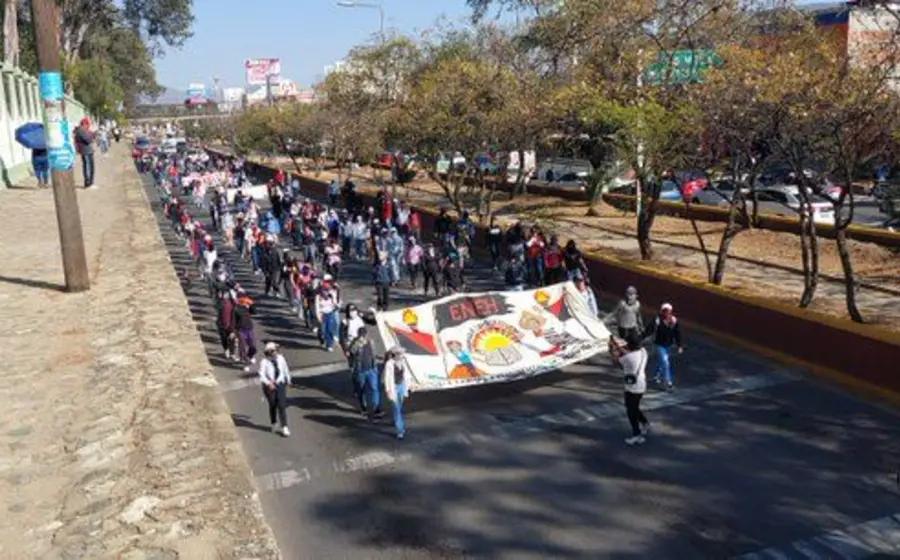 Un grupo de estudiantes normalistas marcha por las calles para protestar y exigir a las autoridades que atiendan sus demandas pendientes.