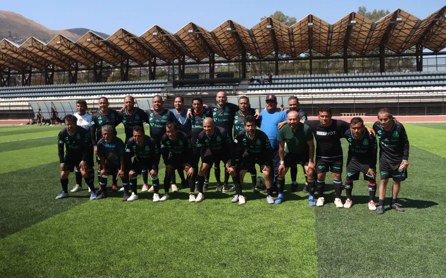 El equipo de fútbol Nova Sistem posa para la foto de campeones tras coronarse en el torneo de la categoría plus 45.