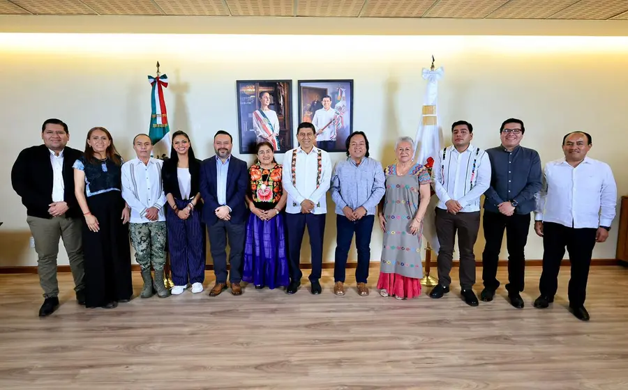 Fotografía oficial del nuevo gabinete del gobierno de Oaxaca, mostrando a los secretarios y secretarias designados por el gobernador Salomón Jara.