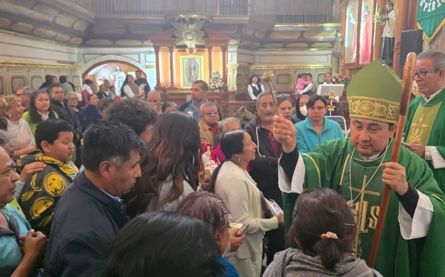 El obispo Tut Tún, quien explica que las Bienaventuranzas son un discurso revolucionario de Jesús que cuestiona el poder y la riqueza.