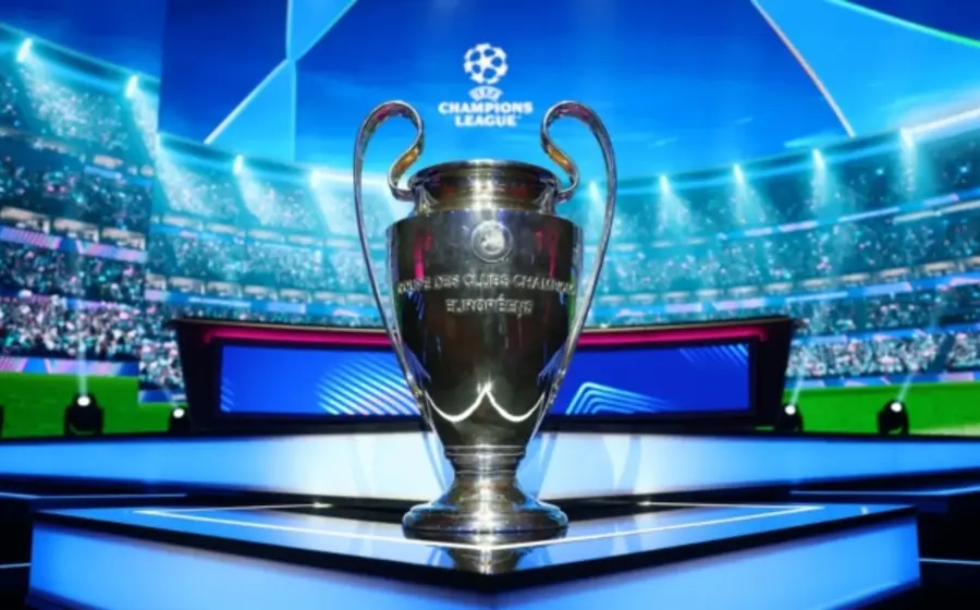 El balón oficial de la Champions League en un estadio, simbolizando la fase de octavos de final con los 16 equipos clasificados.