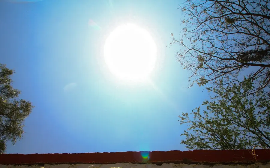 Una vista de Oaxaca bajo la intensa onda de calor de febrero, con un ambiente seco y fuerte radiación solar que afecta a la ciudad.