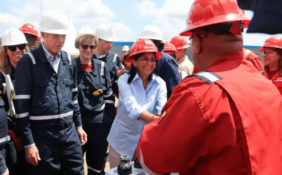 Gigantes petroleros reanudan sus operaciones en Venezuela, donde las regalías e impuestos serán supervisados de cerca por Estados Unidos.