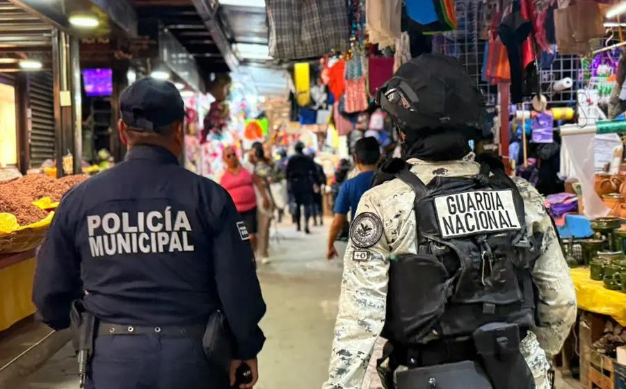 Varios policías uniformados recorren los pasillos del Mercado de Abasto durante la implementación del operativo de seguridad denominado 'Sellamiento'.