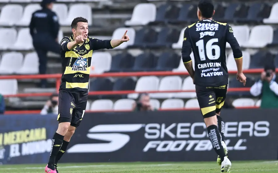 El equipo de fútbol Pachuca celebra su racha de victorias consecutivas durante un partido del torneo Clausura 2026, donde no ha perdido.