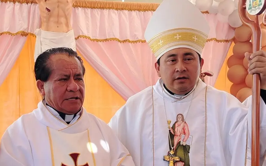 El padre Facundo Cruz Sánchez en un retrato conmemorativo por sus 30 años de sacerdocio, celebrando tres décadas de servicio religioso.