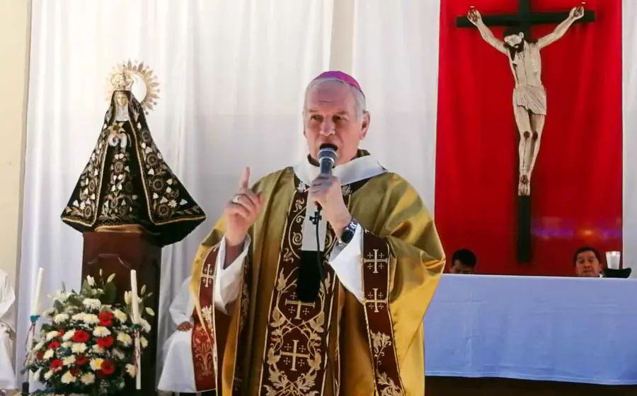 Unos padres apoyando a sus hijos en su desarrollo, como símbolo de la familia que cultiva y custodia las vocaciones personales y profesionales.