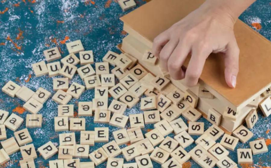 Una imagen conceptual con letras de madera sobre una superficie, representando la simplicidad y complejidad de las palabras para la comunicación y armonía.