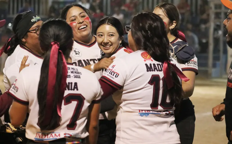 Melissa Canseco, jugadora del equipo Panteras, es felicitada efusivamente por sus compañeras tras ganar el campeonato de la final de softbol.