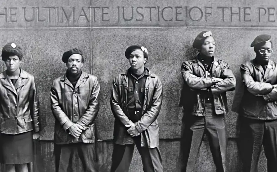 Una fotografía histórica de miembros de las Panteras Negras (Black Panthers), un influyente movimiento asociado con el lema del Poder Negro.