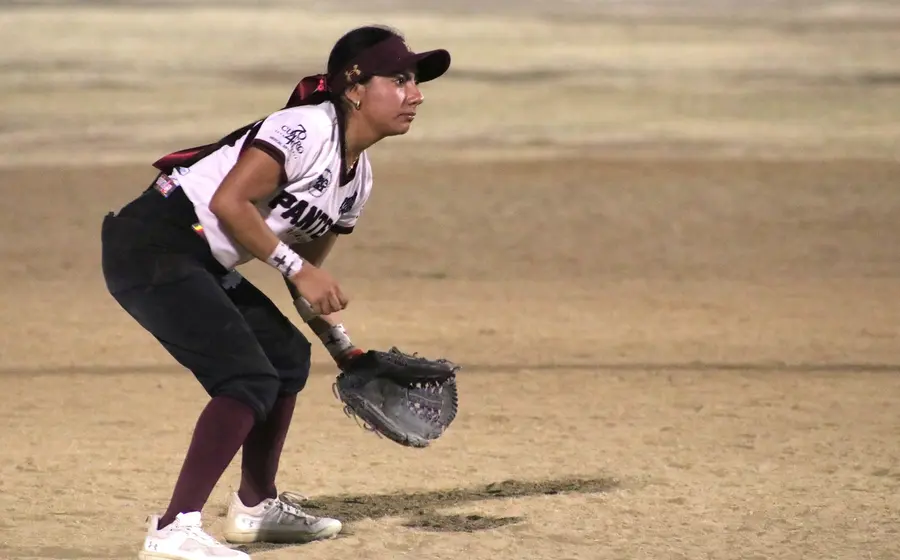Jugadoras del equipo de softbol femenil Panteras se muestran concentradas en una jugada defensiva durante un momento clave del partido.