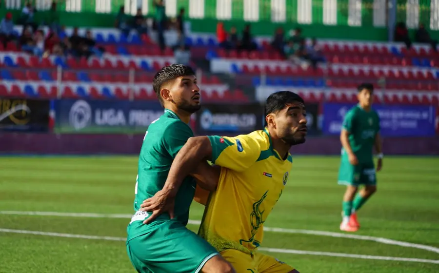 Jugadores de los equipos Chapus y Venados disputan el balón durante su partido de fútbol celebrado en el Estadio Independiente.