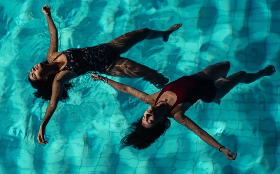 El equipo de la película mexicana Chicas Tristes celebra tras ganar un doble premio internacional en el prestigioso festival de cine Berlinale.