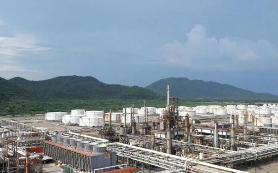 Instalaciones de Pemex donde se aumentó el procesamiento de crudo a 1.5 millones de barriles diarios, reflejando su mejor momento financiero.