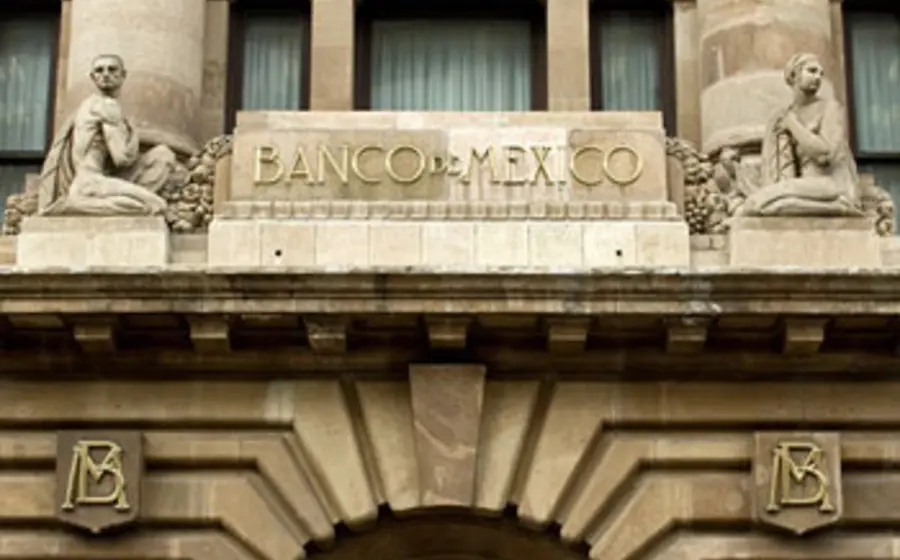 Una imagen de pesos mexicanos y dólares que ilustra la estimación del tipo de cambio en 18.50 como parte del pronóstico de crecimiento económico.