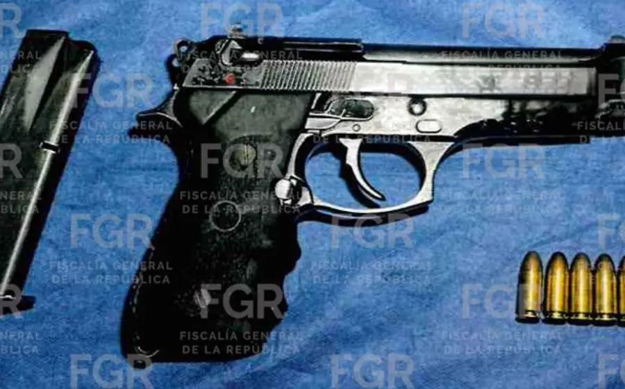 Fotografía del arma de fuego tipo pistola que fue asegurada y es evidencia clave en el caso de un hombre vinculado a proceso.