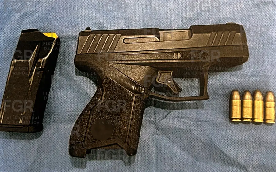 Fotografía de la pistola asegurada por elementos de la policía estatal, relacionada con la detención de un hombre en la región de la Costa.