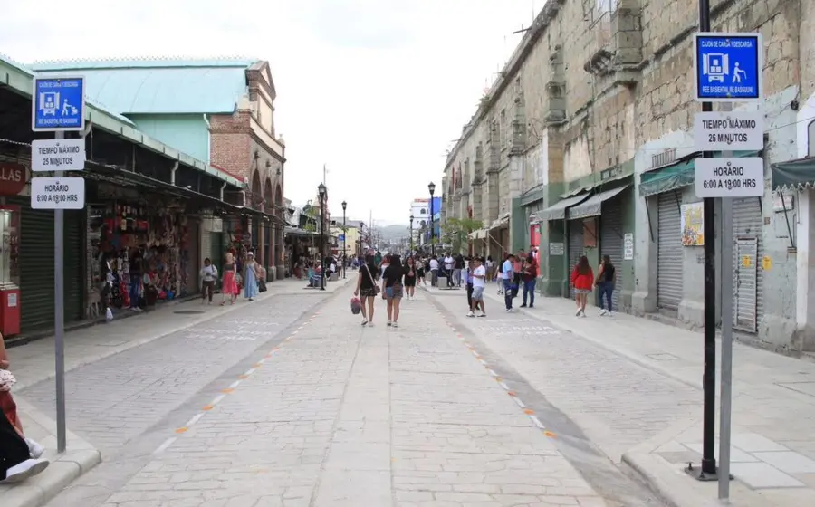 Una calle de Oaxaca que muestra el proyecto de ampliación para crear zonas semipeatonales, priorizando el espacio para las personas sobre los autos.