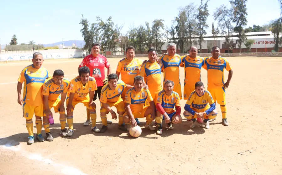 El equipo del Poder Judicial celebra su importante triunfo después de lograr una exitosa remontada en el partido.