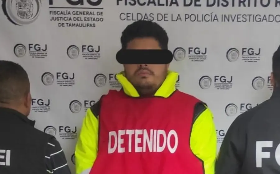 El presunto agresor, acusado de abusar de una mujer en el Istmo, es mostrado tras ser detenido por las autoridades en la ciudad de Reynosa, Tamaulipas.