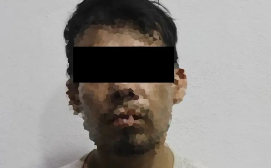 Hombre detenido por presunto narcomenudeo en el Mercado de Abasto, a quien le decomisaron 250 gramos de la droga conocida como cristal.