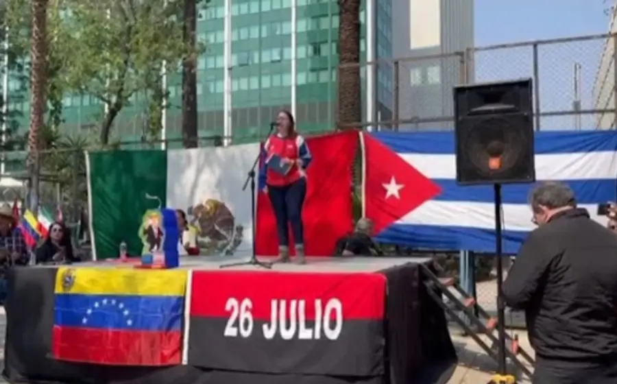 Manifestantes se congregan frente a la antigua embajada de Estados Unidos en CDMX para protestar contra el decreto de Trump sobre Cuba.