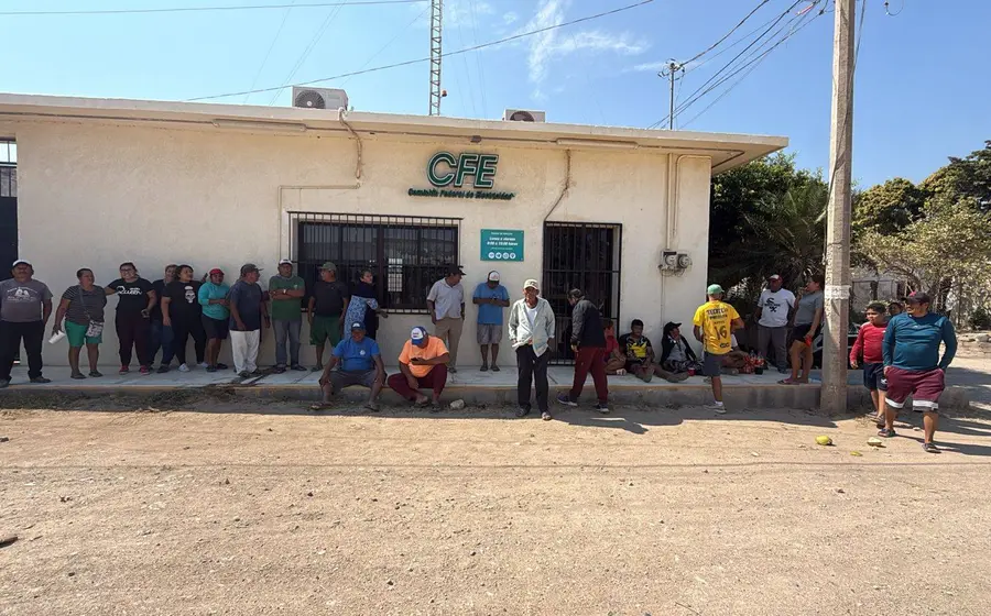 Habitantes de Huamúchil protestan en la oficina de la CFE en Unión Hidalgo para exigir el restablecimiento del servicio de energía eléctrica.