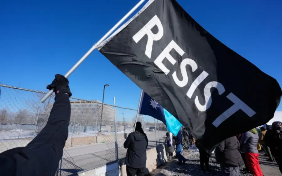Miles de personas se manifiestan en las calles de Minesota para protestar en contra de la operación Metro Surge del ICE.