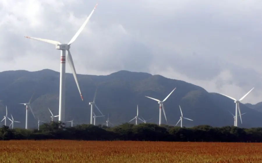 Imagen ilustrativa de turbinas eólicas y paneles solares que representan la inversión en proyectos para generar más energías limpias en México.