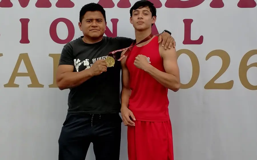 El pugilista Ramírez Urbiña posa para una fotografía al lado de su entrenador, tras ser convocado a la selección de boxeo.
