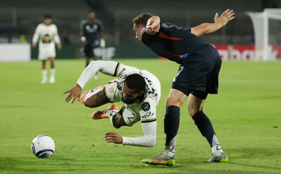 Fracaso del equipo de Pumas tras ser eliminado de la Copa de Campeones de la Concacaf, un duro golpe para el club universitario.